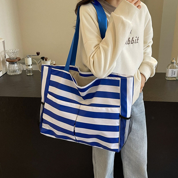 Νάιλον tote τσάντα σε αστικό μινιμαλιστικό στυλ, με κλείσιμο με φερμουάρ, οριζόντια τετράγωνη σιλουέτα, επένδυση πολυεστέρα