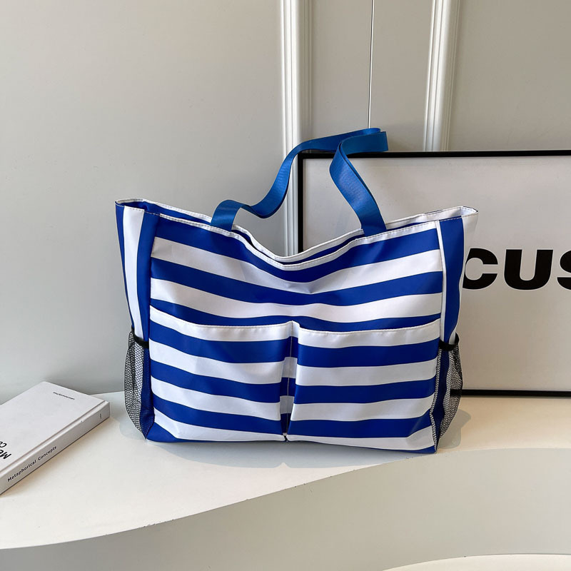 Nylon női tote táska városi minimalista stílusban, cipzáras nyitás, vízszintes négyzetes sziluett, poliészter bélés