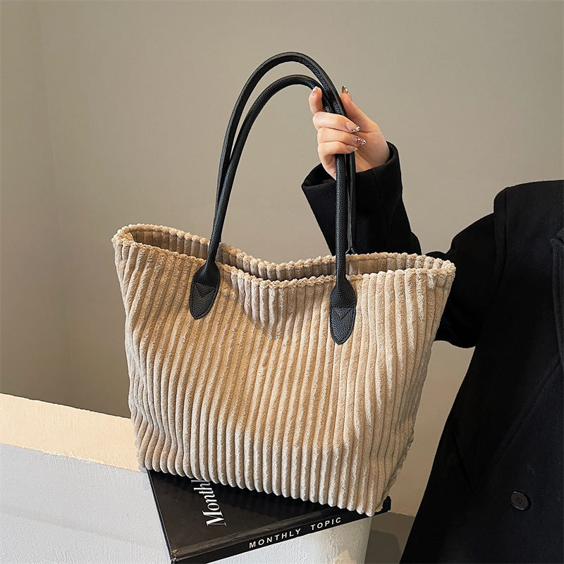 Chude Luggage Tote táska, plüss anyag, utcai trend stílus, vízszintes négyzetes forma, cipzáras nyitás