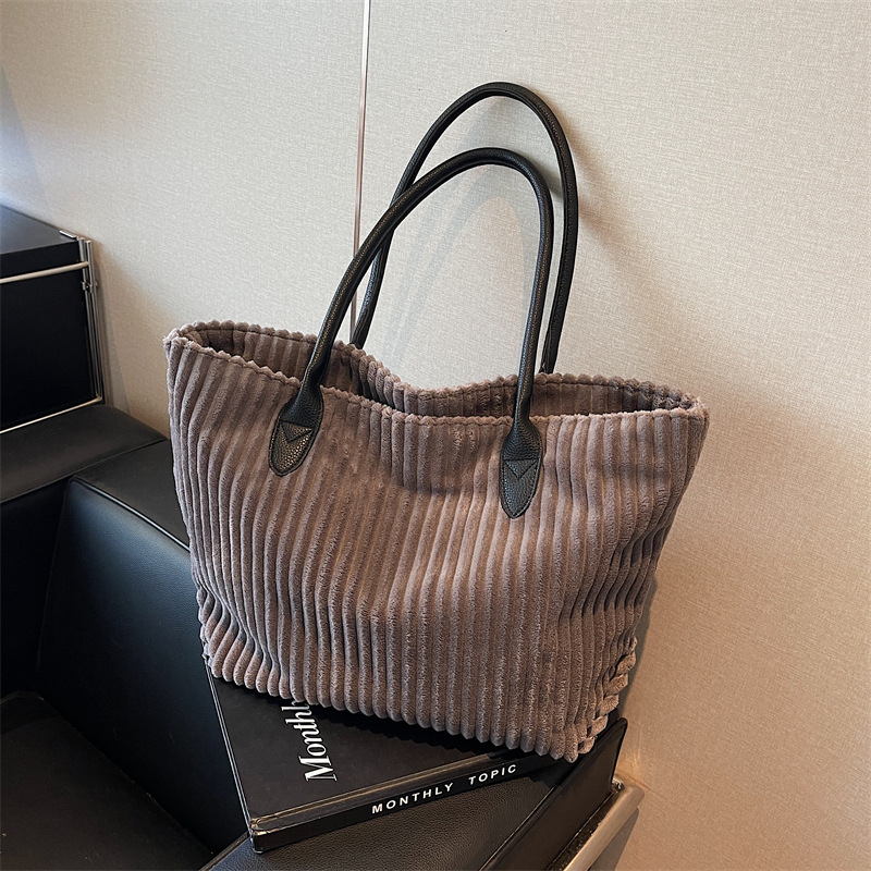 Chude Luggage Tote táska, plüss anyag, utcai trend stílus, vízszintes négyzetes forma, cipzáras nyitás