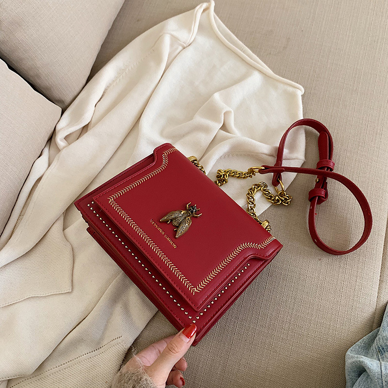 Crossbody négyzet alakú táska méh motívummal, PU bőr, mágneses zár