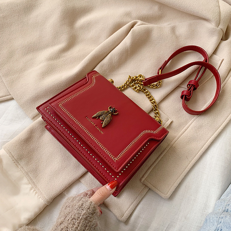 Crossbody négyzet alakú táska méh motívummal, PU bőr, mágneses zár