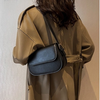 Μικρό γυναικείο τσαντάκι PU crossbody σε στυλ underarm — οριζόντια τετράγωνη σιλουέτα, μαγνητικό κλείσιμο, εσωτερικά με θήκη με φερμουάρ, θήκη για κινητό και θήκη για ταυτότητα