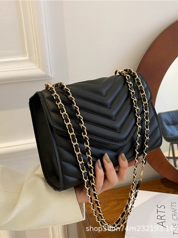 PU anyagú hímzett crossbody táska, vízszintes négyzet alakú, kapucszerű nyitás, poliészter bélés, belső cipzáras zseb
