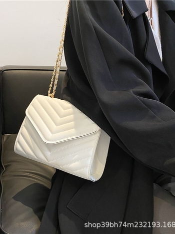 PU anyagú hímzett crossbody táska, vízszintes négyzet alakú, kapucszerű nyitás, poliészter bélés, belső cipzáras zseb