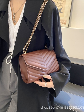 PU anyagú hímzett crossbody táska, vízszintes négyzet alakú, kapucszerű nyitás, poliészter bélés, belső cipzáras zseb