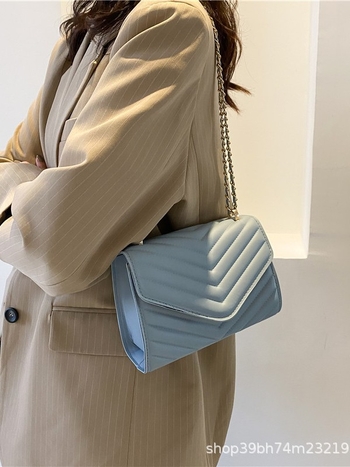PU anyagú hímzett crossbody táska, vízszintes négyzet alakú, kapucszerű nyitás, poliészter bélés, belső cipzáras zseb