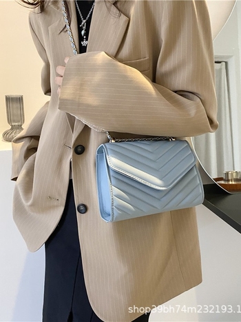 PU anyagú hímzett crossbody táska, vízszintes négyzet alakú, kapucszerű nyitás, poliészter bélés, belső cipzáras zseb