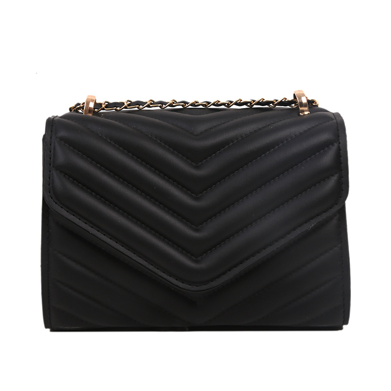 PU anyagú hímzett crossbody táska, vízszintes négyzet alakú, kapucszerű nyitás, poliészter bélés, belső cipzáras zseb
