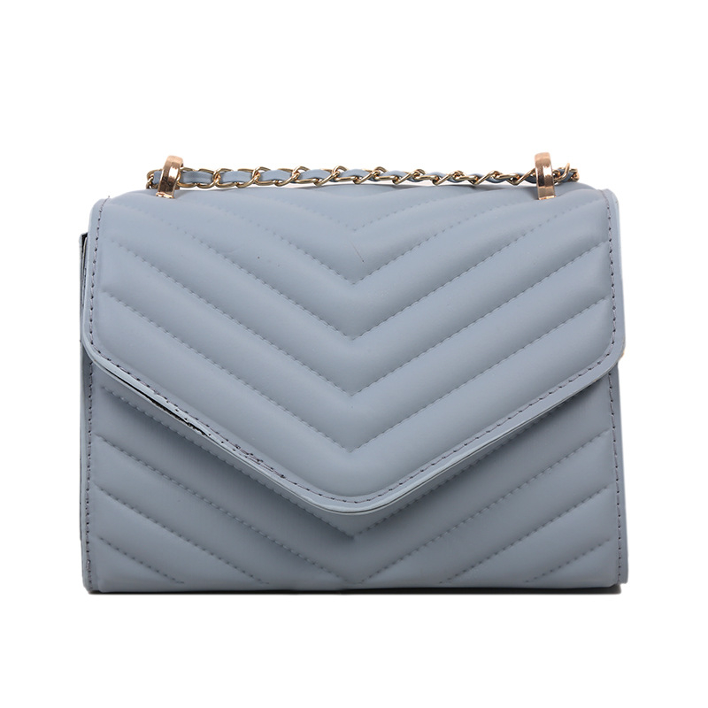 PU anyagú hímzett crossbody táska, vízszintes négyzet alakú, kapucszerű nyitás, poliészter bélés, belső cipzáras zseb