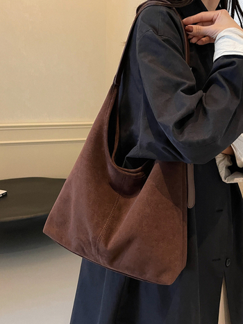 PU бакет чанта, вертикална квадратна форма, магнитно закопчаване, вътрешен джоб с цип и полиестрова подплата