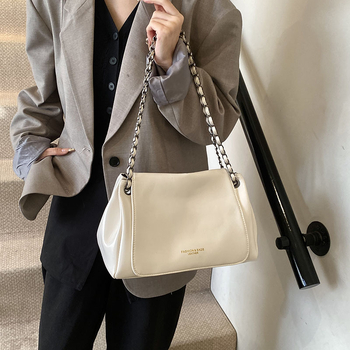 Válltáska lánccal – városi egyszerűség stílus, PU anyag, poliészter bélés, kapucsukásos zárás, belső zsebek telefonra és igazolványra