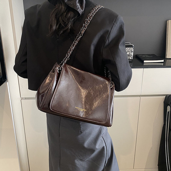 Válltáska lánccal – városi egyszerűség stílus, PU anyag, poliészter bélés, kapucsukásos zárás, belső zsebek telefonra és igazolványra