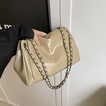 Válltáska lánccal – városi egyszerűség stílus, PU anyag, poliészter bélés, kapucsukásos zárás, belső zsebek telefonra és igazolványra