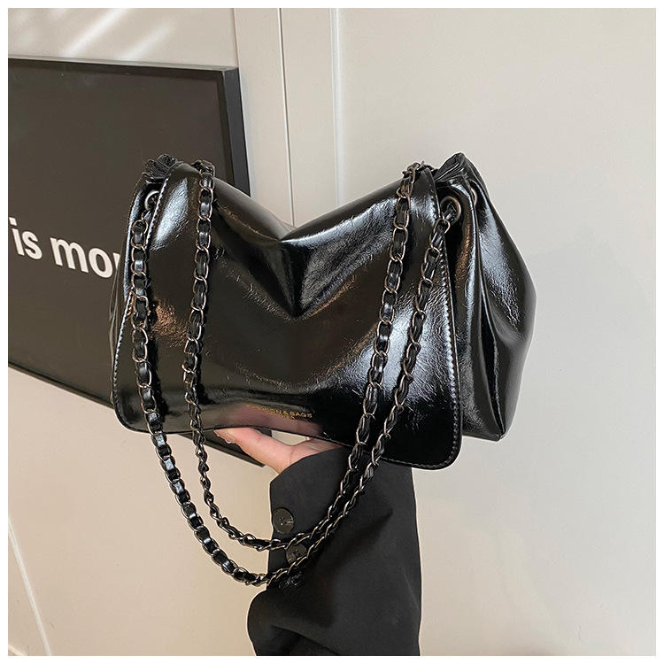 Válltáska lánccal – városi egyszerűség stílus, PU anyag, poliészter bélés, kapucsukásos zárás, belső zsebek telefonra és igazolványra