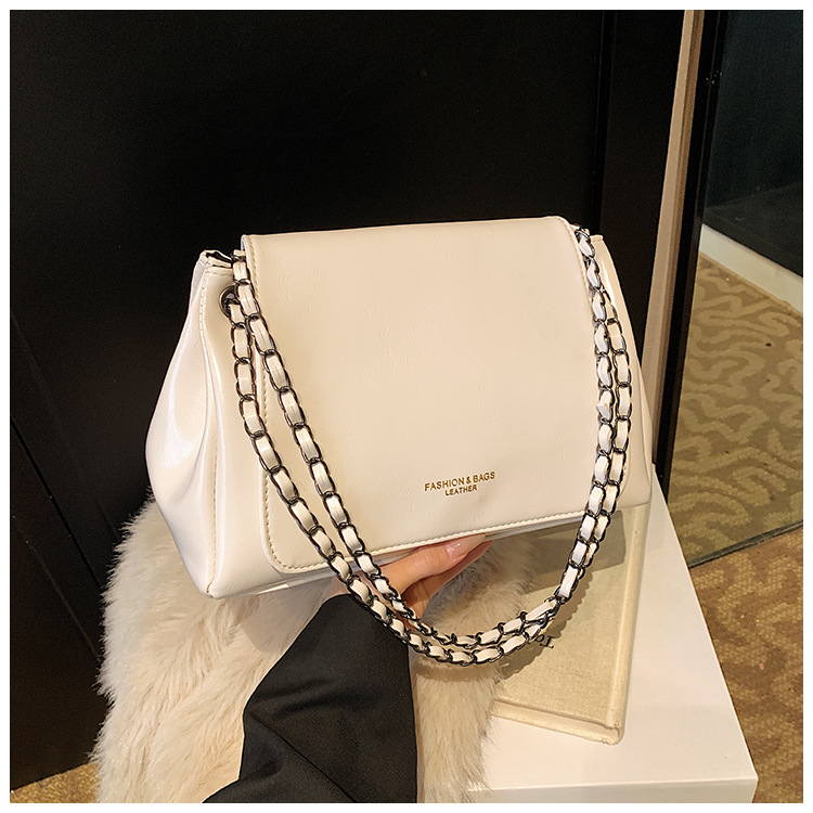 Válltáska lánccal – városi egyszerűség stílus, PU anyag, poliészter bélés, kapucsukásos zárás, belső zsebek telefonra és igazolványra