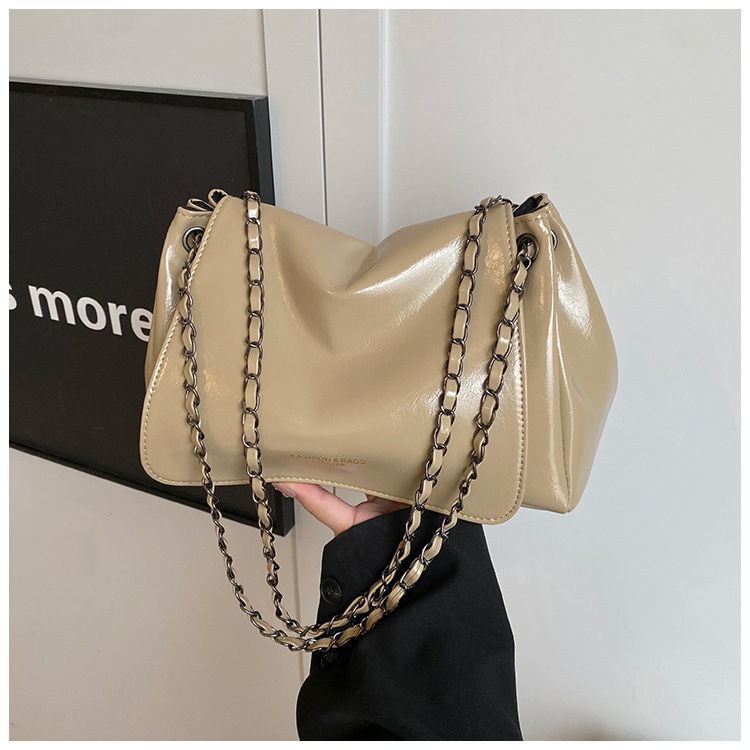 Válltáska lánccal – városi egyszerűség stílus, PU anyag, poliészter bélés, kapucsukásos zárás, belső zsebek telefonra és igazolványra