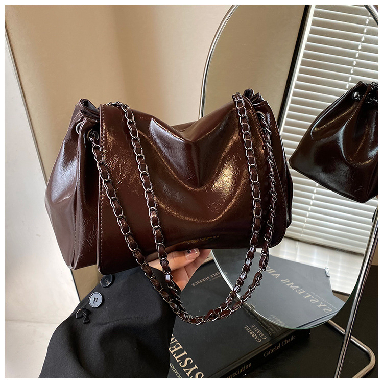 Válltáska lánccal – városi egyszerűség stílus, PU anyag, poliészter bélés, kapucsukásos zárás, belső zsebek telefonra és igazolványra