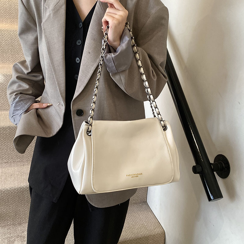 Válltáska lánccal – városi egyszerűség stílus, PU anyag, poliészter bélés, kapucsukásos zárás, belső zsebek telefonra és igazolványra