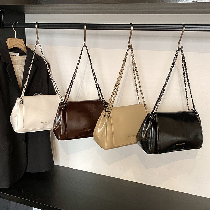 Válltáska lánccal – városi egyszerűség stílus, PU anyag, poliészter bélés, kapucsukásos zárás, belső zsebek telefonra és igazolványra