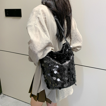 Τσάντα τύπου κουβά με παγιέτες, οριζόντια τετράγωνο σχήμα, μαγνητικό κλείσιμο, φόδρα πολυεστερική