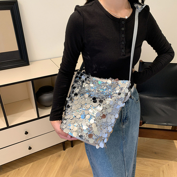 Τσάντα τύπου κουβά με παγιέτες, οριζόντια τετράγωνο σχήμα, μαγνητικό κλείσιμο, φόδρα πολυεστερική