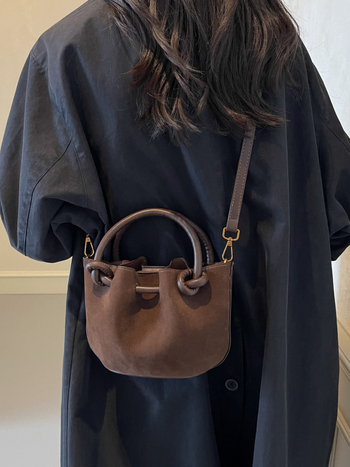Geantă crossbody din PU mat, șnur de închidere și design plisat, formă cilindrică