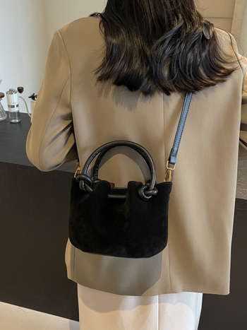 Geantă crossbody din PU mat, șnur de închidere și design plisat, formă cilindrică