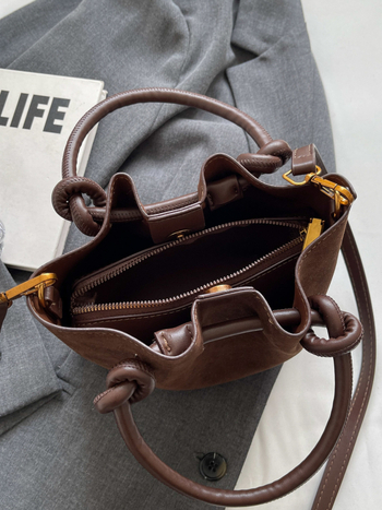 Geantă crossbody din PU mat, șnur de închidere și design plisat, formă cilindrică