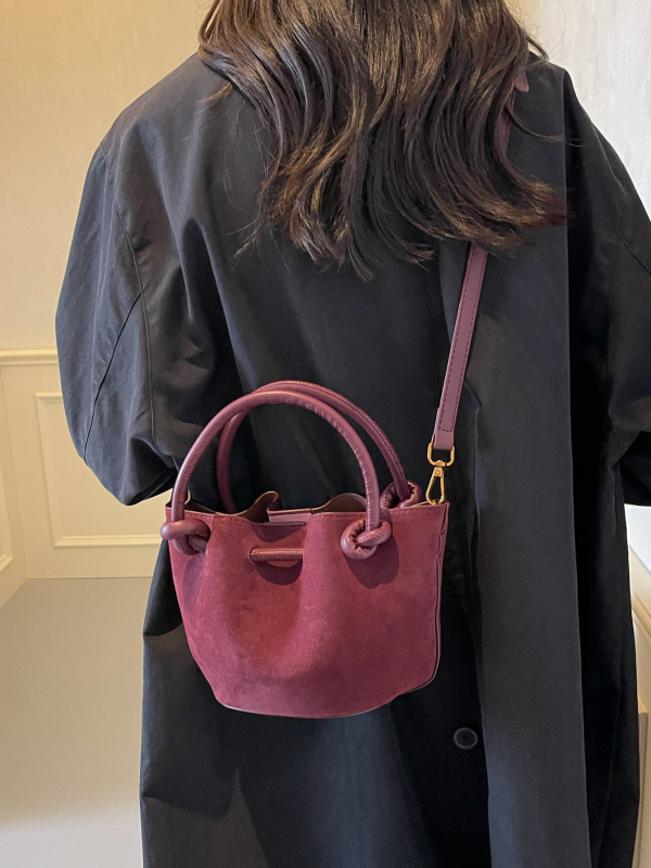 Geantă crossbody din PU mat, șnur de închidere și design plisat, formă cilindrică