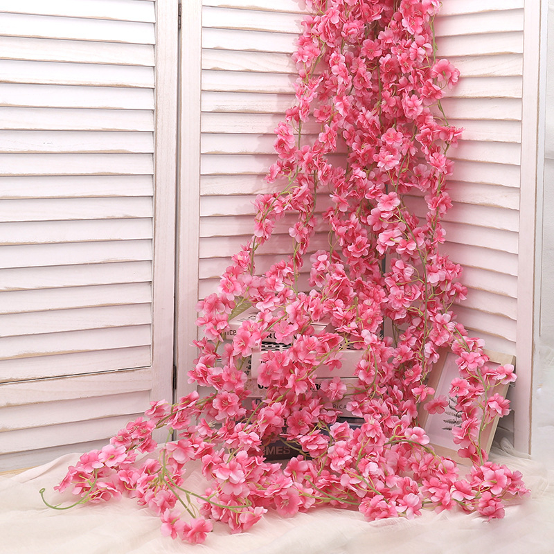 Dirbtinė vyšnios žiedų vija su atlasiniais žiedeliais sieniniam pakabinimui, vidinei dekoracijai vestuvėms ir nuotraukoms, variantas 3283093