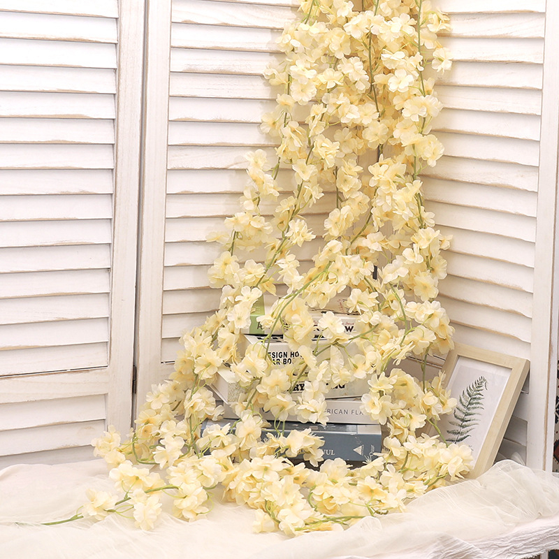 Dirbtinė vyšnios žiedų vija su atlasiniais žiedeliais sieniniam pakabinimui, vidinei dekoracijai vestuvėms ir nuotraukoms, variantas 3283093