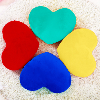 Сърцевидна плюшена възглавничка с вътрешна сърцевина, пълнеж от полиестерни влакна, модерен минималистичен стил