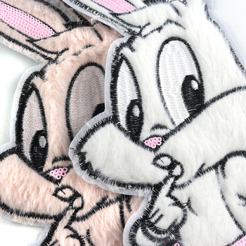 Pliušinis kiškio aplikacija drabužiams – siuvinėta, kiškio forma, karikatūros raštas