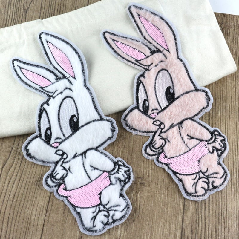 Pliušinis kiškio aplikacija drabužiams – siuvinėta, kiškio forma, karikatūros raštas