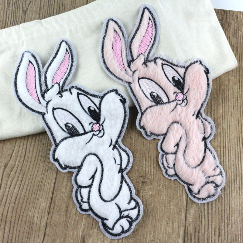 Pliušinis kiškio aplikacija drabužiams – siuvinėta, kiškio forma, karikatūros raštas