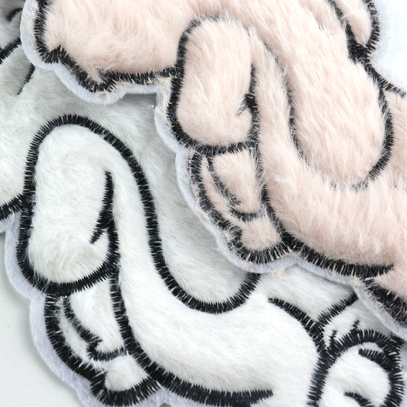 Pliušinis kiškio aplikacija drabužiams – siuvinėta, kiškio forma, karikatūros raštas