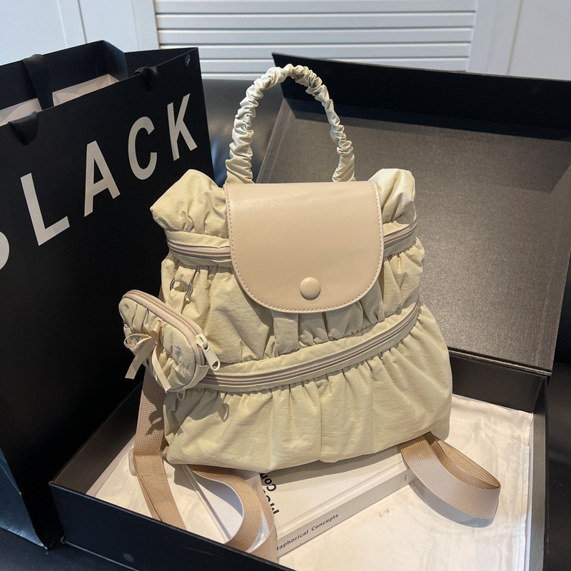 Rucsac din nylon, cu stil urban minimalist, formă vertical pătrată, deschidere cu fermoar.