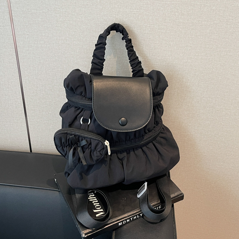 Rucsac din nylon, cu stil urban minimalist, formă vertical pătrată, deschidere cu fermoar.