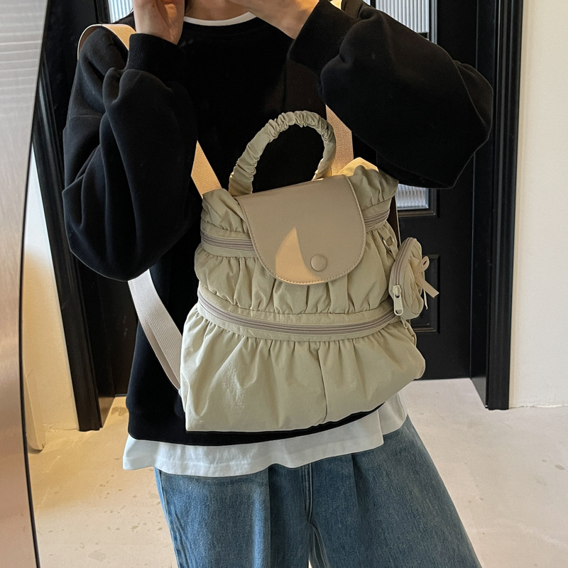 Rucsac din nylon, cu stil urban minimalist, formă vertical pătrată, deschidere cu fermoar.