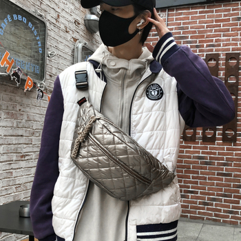 Τσάντα στήθους με ρομβοειδή quilt και λαμιναρισμένο εξωτερικό, μαλακό επένδυμα, φερμουάρ, εσωτερικές θήκες για κινητό και ταυτότητα, για καθημερινή χρήση