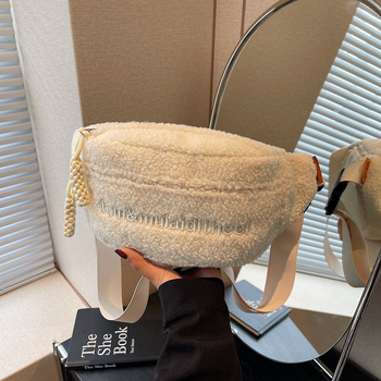 Γυναικεία crossbody τσάντα, αστικός μινιμαλισμός, βελούδινο υλικό, φερμουάρ, εσωτερική θήκη για κινητό, οριζόντιο τετράγωνο σχήμα