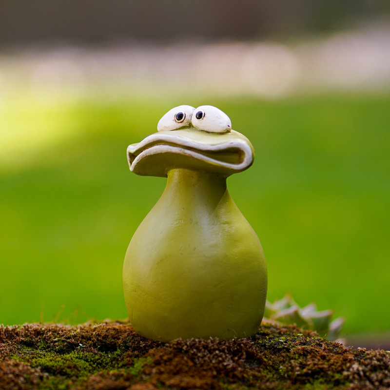 Figurină din rășină cu broscă, stil desen animat, ornament pentru casă și grădină – Material: rășină; Stil: desen animat; Potrivit pentru cadou: ziua de naștere, ziua copiilor; Categoria: meșteșuguri din rășină