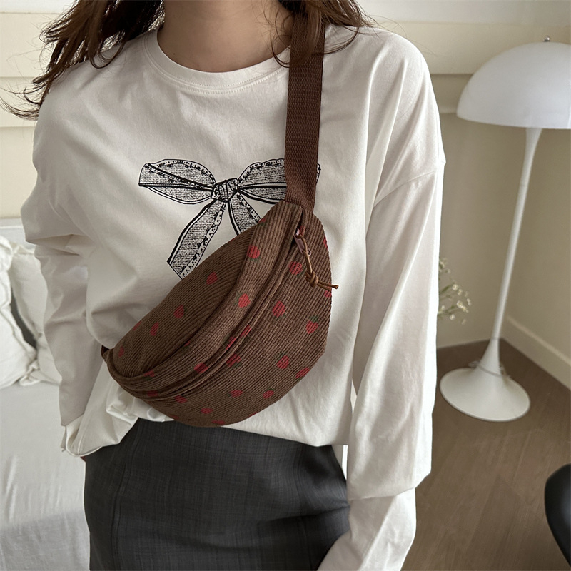 Geantă corduroy coreeană pentru femei – imprimeu cu căpșuni, stil proaspăt; Material: special; Captușeală: poliester; Închidere: fermoar; Structură interioară: buzunar cu fermoar între straturi; Buzunar exterior: buzunar deschis
