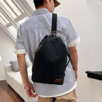 Τσάντα ώμου από καμβά σε αστικό μινιμαλισμό, κάθετη τετράγωνη σιλουέτα, κλείσιμο με γάντζο