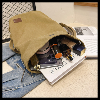 Τσάντα ώμου από καμβά σε αστικό μινιμαλισμό, κάθετη τετράγωνη σιλουέτα, κλείσιμο με γάντζο