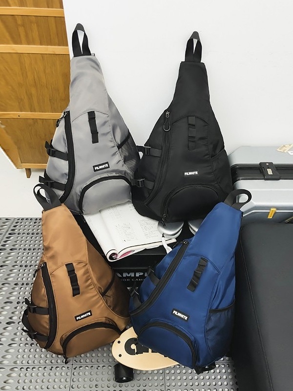 Nylon crossbody táska – függőleges négyzet alakú, cipzár, egy vállpánt, belső zsebek (cipzáros és telefonos), uniszex, mindennapi használatra