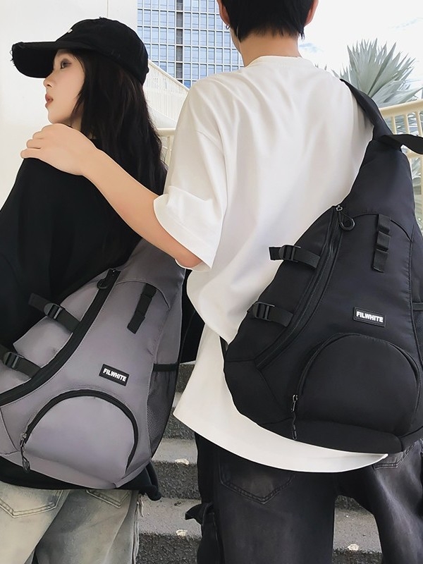 Nylon crossbody táska – függőleges négyzet alakú, cipzár, egy vállpánt, belső zsebek (cipzáros és telefonos), uniszex, mindennapi használatra