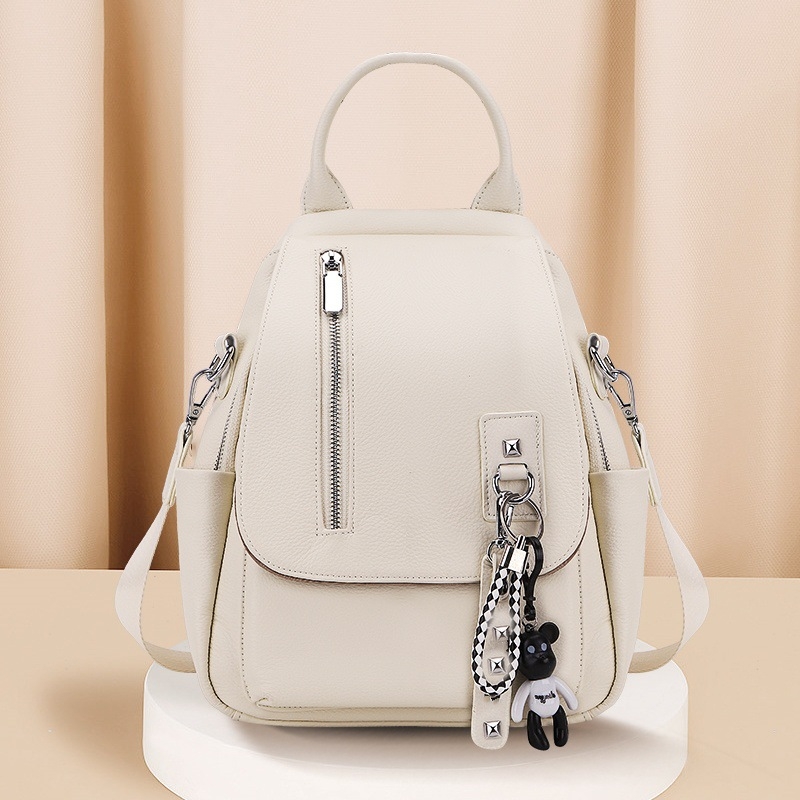 Дамска кожена раница в уличен стил, естествена кожа — първи слой телешка кожа, отваряне с капак, голям капацитет, вътрешно оформление: джоб с цип и джоб за телефон