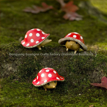 Κηπουρικό διακοσμητικό σε μορφή ποντικιού με μανιτάρι — από ρητίνη, στυλ καρτούν, γλυπτική